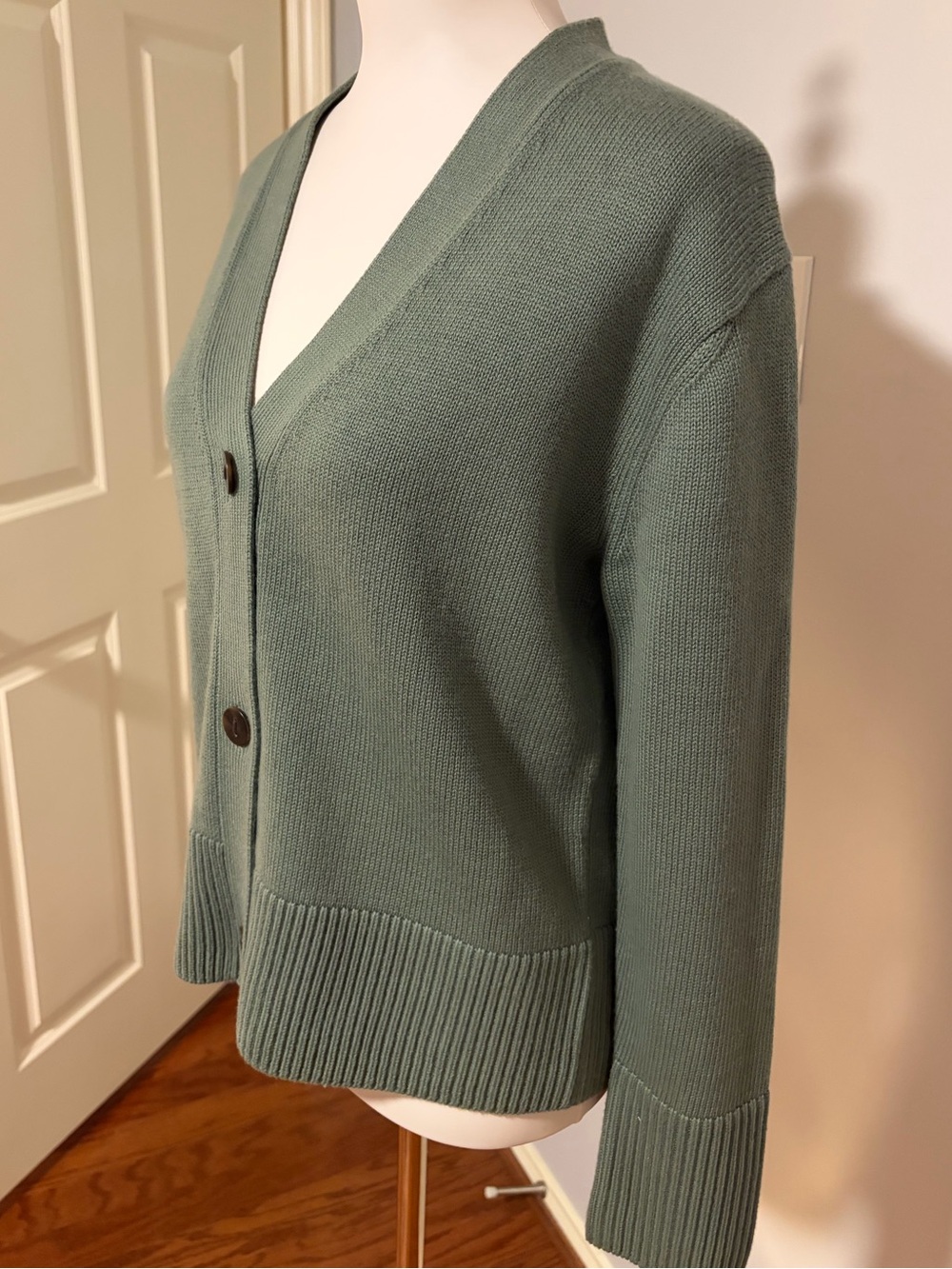 NWT Vince Green V-Neck Button Cardigan Size Small - Picture 4 of 9